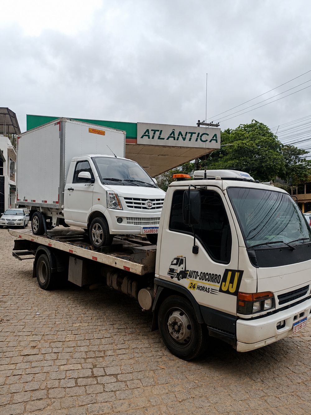 Caminhão guincho prancha do Auto-Socorro JJ transportando uma van